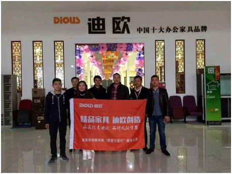 迪歐代表與成都站代表合影 迪歐代表與成都站代表合影