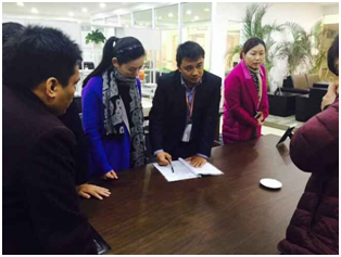 羅廠與謝經(jīng)理進(jìn)行交流 羅廠與謝經(jīng)理進(jìn)行交流