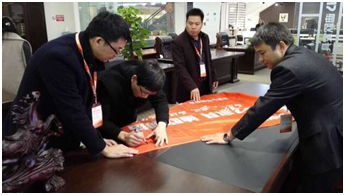 萬里行旗幟上簽字確認 萬里行旗幟上簽字確認