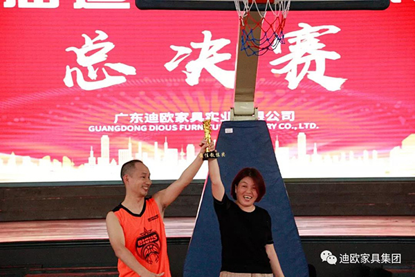 【最佳教練-唐行堯&頒獎嘉賓-集團行政副總楊青梅女士】 【最佳教練-唐行堯&頒獎嘉賓-集團行政副總楊青梅女士】