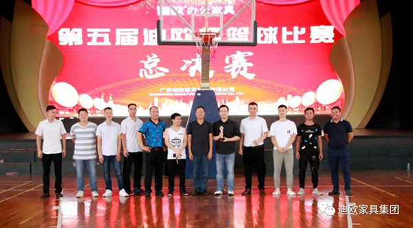 【季軍-迪歐品牌藍區代表隊&頒獎嘉賓-迪歐集團董事長-黃壽金先生】 【季軍-迪歐品牌藍區代表隊&頒獎嘉賓-迪歐集團董事長-黃壽金先生】