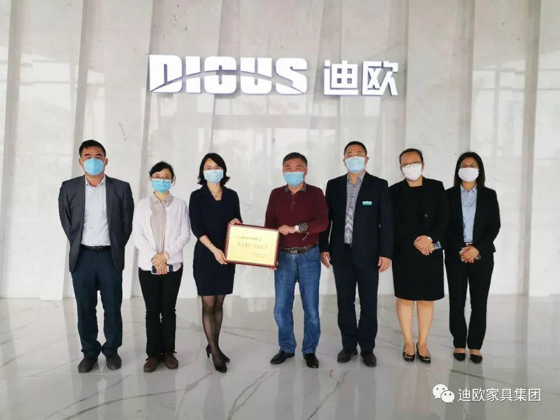 江門市江海區(qū)衛(wèi)生健康局局長唐春女士、副局長楊家慧女士一行為廣東迪歐家具實(shí)業(yè)有限公司頒發(fā)捐款證書 江門市江海區(qū)衛(wèi)生健康局局長唐春女士、副局長楊家慧女士一行為廣東迪歐家具實(shí)業(yè)有限公司頒發(fā)捐款證書