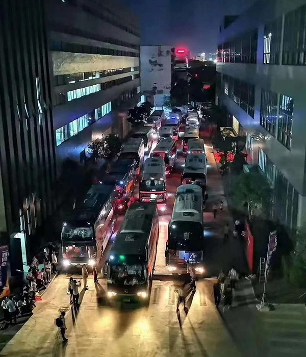 迪歐家具參會員工出發廣州博覽會 迪歐家具參會員工出發廣州博覽會