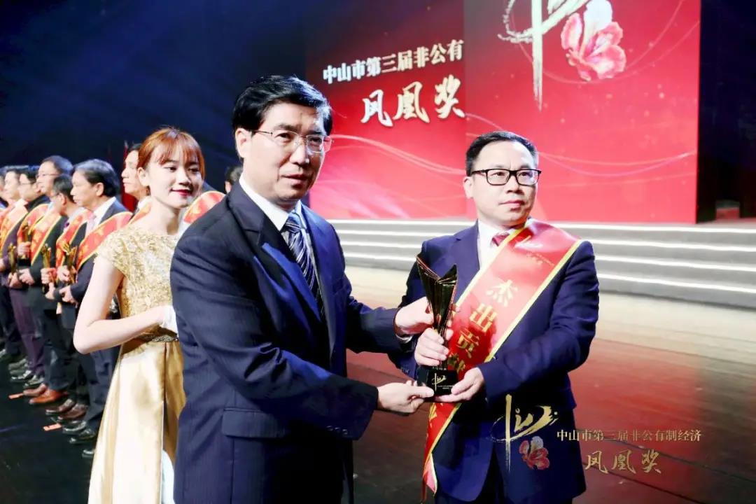 市委書記賴澤華親自頒獎,迪歐集團(tuán)執(zhí)行總裁李賤根代表黃壽金董事長領(lǐng)獎 市委書記賴澤華親自頒獎,迪歐集團(tuán)執(zhí)行總裁李賤根代表黃壽金董事長領(lǐng)獎