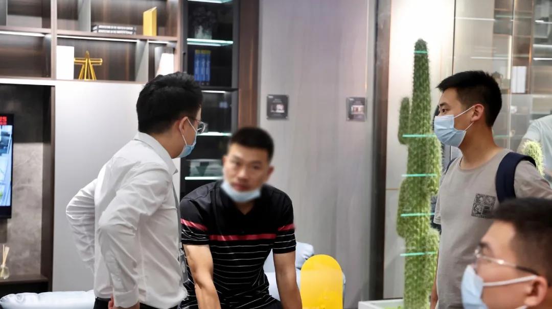 館內(nèi)人氣持續(xù)不斷升溫,觀展客商前來迪歐展館咨詢、洽談 館內(nèi)人氣持續(xù)不斷升溫,觀展客商前來迪歐展館咨詢、洽談