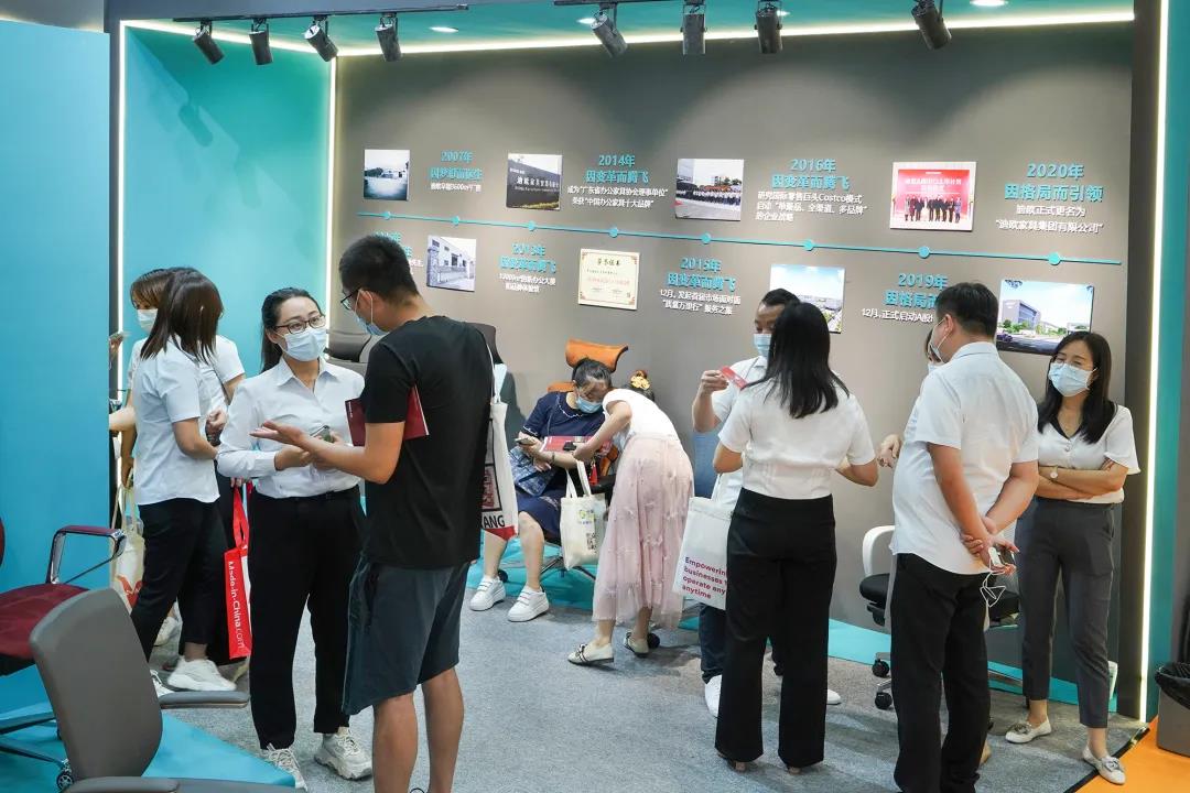 圖丨展位現(xiàn)場，目之所及皆是前來咨詢的客商，人氣指數(shù)爆棚