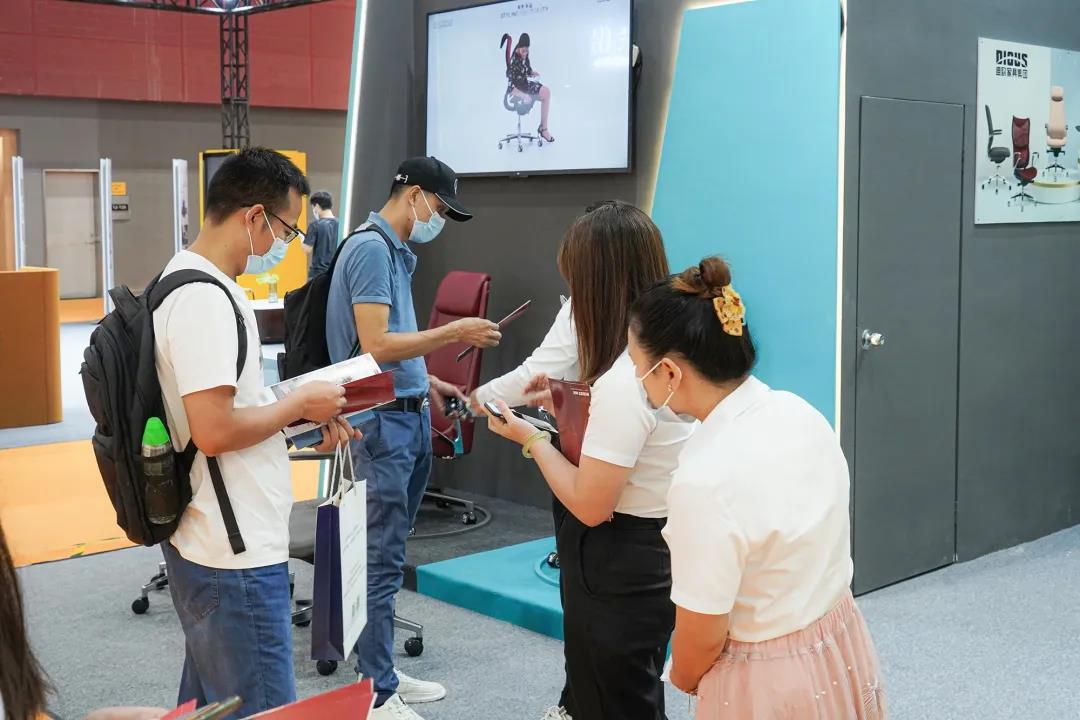 圖丨展位現(xiàn)場，目之所及皆是前來咨詢的客商，人氣指數(shù)爆棚