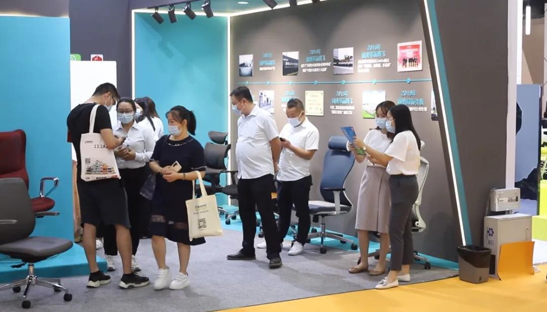 圖丨展位現(xiàn)場，目之所及皆是前來咨詢的客商，人氣指數(shù)爆棚